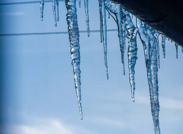 Közelkép Jégcsapok Háttér Jégcsapok Lógnak Tetőről Hideg Téli Időjárás Téli — Stock Fotó