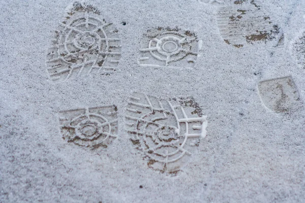 雪地上有很多脚印 在雪中行走的危险 许多脚印在冬天的地面上 鞋子是户外散步的标志 — 图库照片
