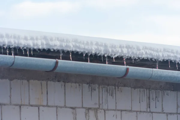 Evin Çatısından Sarkan Buz Saçakları Kış Konsepti Yakın Plan Tehlikeli — Stok fotoğraf