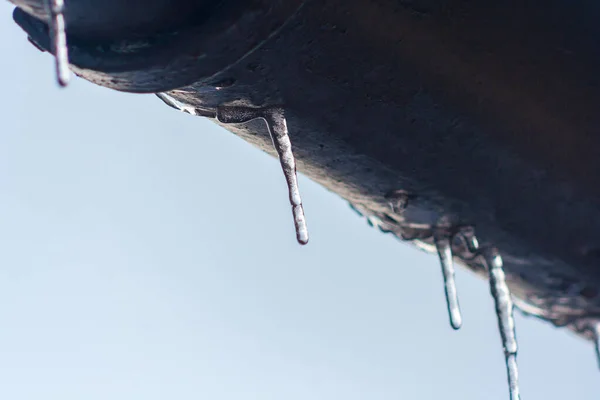 Jégcsapok Lógnak Ház Tetejéről Téli Koncepció Szoros Jégcsapok Fagyott Éghajlat — Stock Fotó