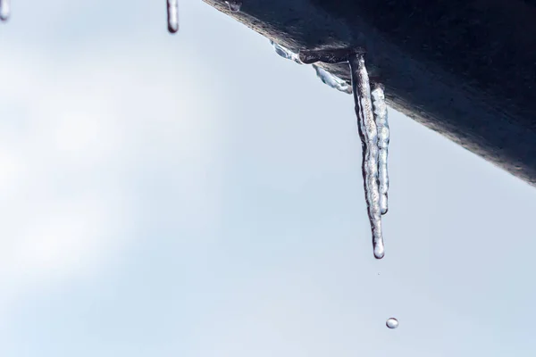 Icicles Longos Perigosos Pendurados Telhado Casa Conceito Temporada Inverno Conceito — Fotografia de Stock