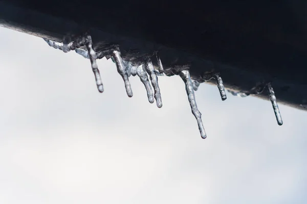 Jégcsapok Lógnak Ház Tetejéről Téli Koncepció Szoros Jégcsapok Fagyott Éghajlat — Stock Fotó