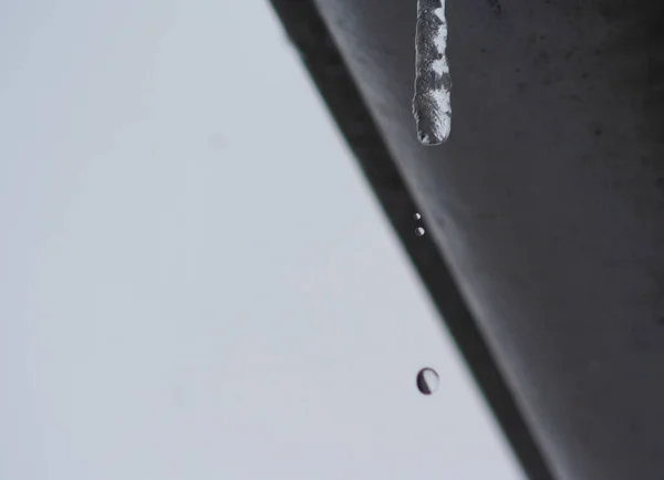 Icicles Colgando Del Techo Casa Concepto Invierno Carámbanos Peligro Primer —  Fotos de Stock