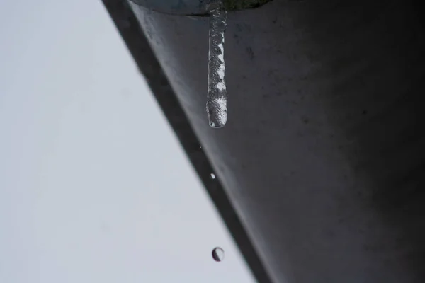 Icicles Colgando Del Techo Casa Concepto Invierno Carámbanos Peligro Primer —  Fotos de Stock