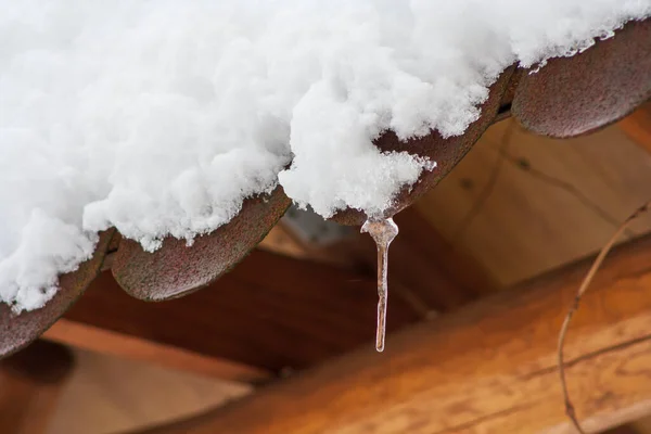 Lodowce Zwisają Dachu Domu Zimowy Pomysł Zbliżenie Sopli Lodowych Mrożony — Zdjęcie stockowe