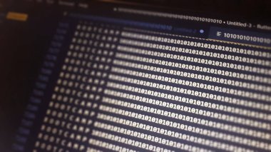 Bilgisayar ekranında dijital ikili kod verisi. Hacker konsepti arka planı. 