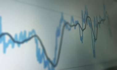 Menkul kıymetler borsası monitörü, mum bar çizelgesi. Finansal kriz kapanışı