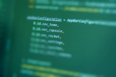 Android uygulamasının kod geliştirme ekranı. Bilgisayar ekranındaki kod satırları soyut