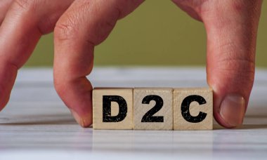 D2C kısaltması D2C kelime kavramı tahta bloklara yazıldı. 