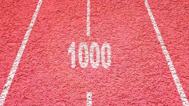 Kırmızı atletik ve 1000 nolu metinle koşu pisti