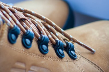 Bağcıklı kahverengi deri ayakkabılar. Açık hava ayakkabıları, moda ayakkabıları konsepti.