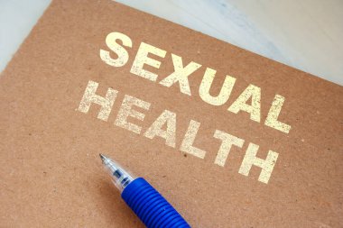 Cinsel Sağlık Mesajı Konsepti. HIV 'den, AIDS' ten, frengiden korunma. Seks sırasında prezervatif kullan. Cinsellik kampanyası