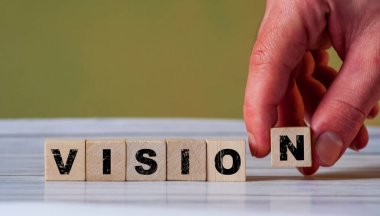 El, tahta küp bloğu koydu ve kelime vizyonu yarattı. Geleceğin hedef fikri. Yenilik arkaplanı