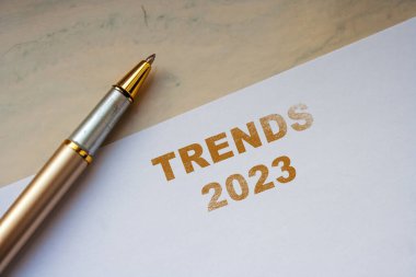 Beyaz kağıda yazılı 2023 sayılı mesaj. Yeni yıl eğilimleri kavramı
