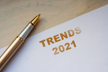 Beyaz kağıda yazılmış 2021 sayılı mesaj. Yeni yıl eğilimleri kavramı