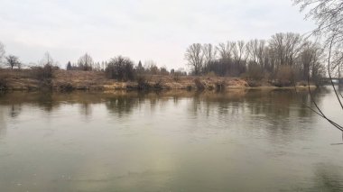 Kırsal nehir manzarası. Polonya 'da açık nehir manzarası. 