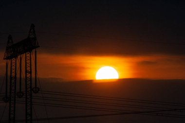 Gün batımı ve gökyüzünde inanılmaz bulutlar. Turuncu güneş kalkanı. Turuncu gökyüzünde gümüş astar ve bulutla güçlü bir gün doğumu