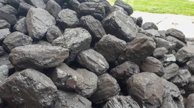 Kara Kömür Yığını. Ev ve endüstri için yakıt ve enerji. sert kömür zararlıdır, yüksek egzoz salınımı. Kömür madenciliği