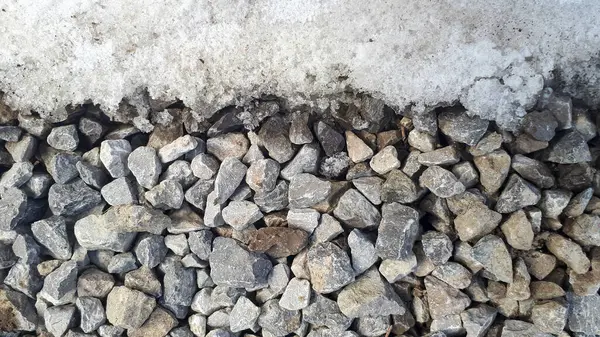 Topniejący Śnieg Żwirowej Drodze Mała Tekstura Żwiru Podłoże Skalne — Zdjęcie stockowe