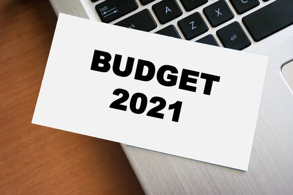 Witte Sticky Notitie Herinnering Laptop Toetsenbord Met Budget 2021 Woord — Stockfoto