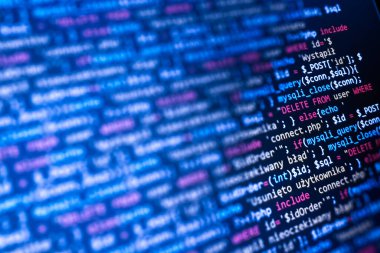 Laptop bilgisayar ekranında PHP programlanıyor. PHP dili ile web ve arka uç yazılım geliştirme. Mavi monitör ve pencere. Kaynak fonksiyon kodu