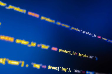 Laptop bilgisayar ekranında PHP programlanıyor. PHP dili ile web ve arka uç yazılım geliştirme. Mavi monitör ve pencere. Kaynak fonksiyon kodu