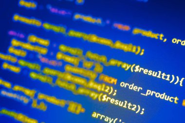 Laptop bilgisayar ekranında PHP programlanıyor. PHP dili ile web ve arka uç yazılım geliştirme. Mavi monitör ve pencere. Kaynak fonksiyon kodu