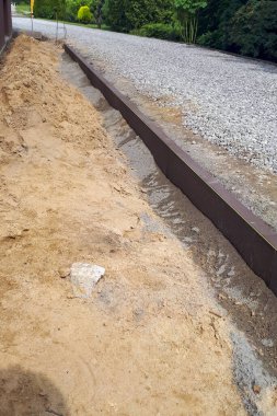 Döşeme taşları için substratın hazırlanması. Kaldırım taşlarına kaldırım döşemek. İnşaat malzemeleri, yeni patika inşaatı detayları