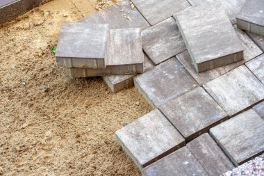 Döşeme taşları konsepti. Yol döşeme, inşaat, kaldırım onarımı. Seçici odak.