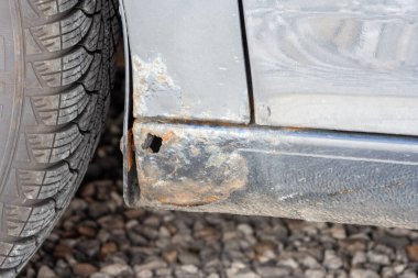 Kapı pervazında pas olan araba. 