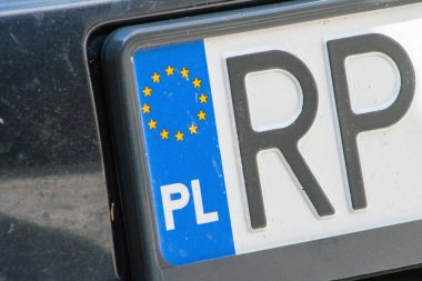 Polonya plakalı araç plakasının yakın çekimi. Polonya araba plakası