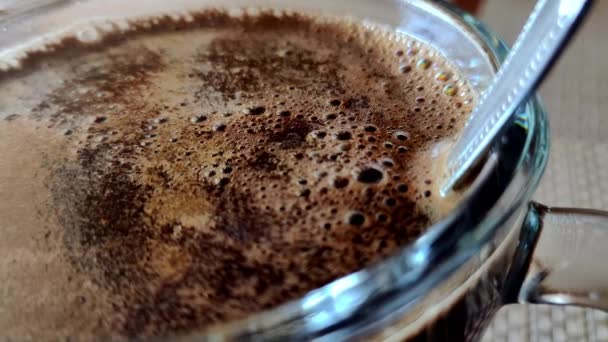 Αφρός Καφέ Από Κοντά Φρέσκο Και Ζεστό Καφέ — Αρχείο Βίντεο