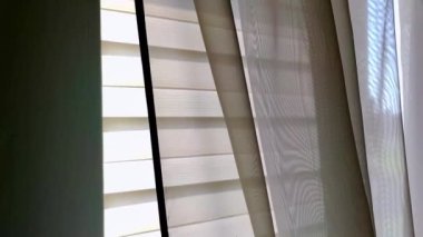 Evdeki pencere perdeleri, yumuşak lüks kumaştan, ev dekorundan ve iç dekorasyondan yapılmış.