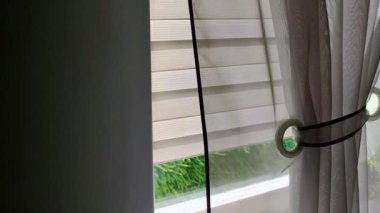 Evdeki pencere perdeleri, yumuşak lüks kumaştan, ev dekorundan ve iç dekorasyondan yapılmış.