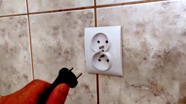 Die Hand Des Mannes Steckt Sie Die Steckdose Stecker Die — Stockvideo