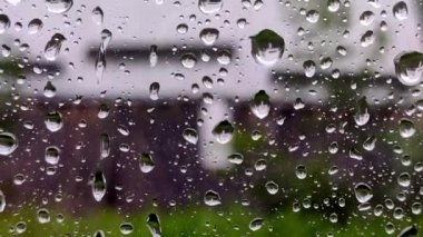 Pencere yüzeyine yağmur yağıyor. Pencere camında yağmur damlaları