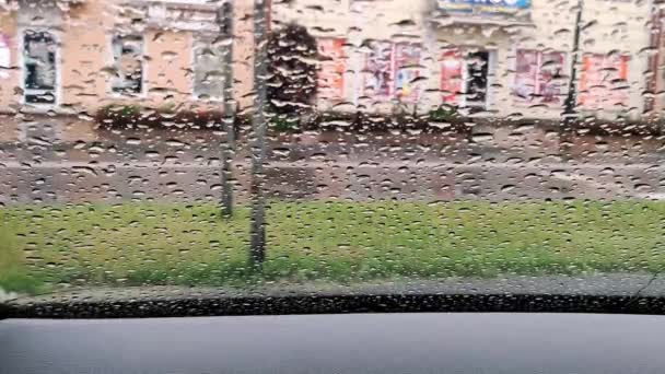 Vue Sur Route Sous Pluie Vitre Voiture Après Pluie Gouttes — Video