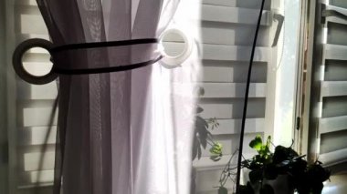 Evdeki pencere perdeleri, yumuşak lüks kumaştan, ev dekorundan ve iç dekorasyondan yapılmış.