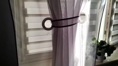 Evdeki pencere perdeleri, yumuşak lüks kumaştan, ev dekorundan ve iç dekorasyondan yapılmış.