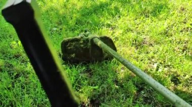 Çimleri biçtikten sonra çim biçme makinesinin manzarası