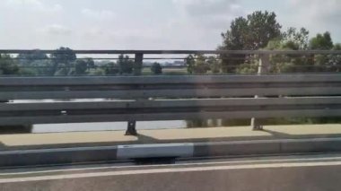 Arabanın camından bakıyorum ve köprüden bakıyorum.. 