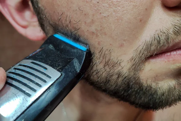Чоловік Голить Свою Бороду Допомогою Електричної Бритви Красивий Молодий Бородатий — стокове фото