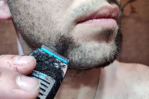 Homem Rapar Barba Com Barbeador Eléctrico Bonito Jovem Barbudo Aparando — Fotografia de Stock