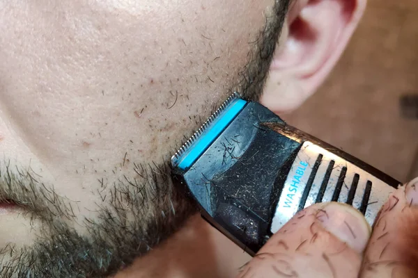 Homem Rapar Barba Com Barbeador Eléctrico Bonito Jovem Barbudo Aparando — Fotografia de Stock