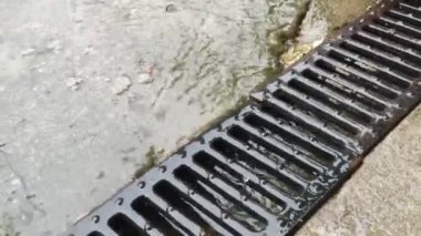 Kanalizasyon. Yağmur ve akan su. - Yakın çekim. Fırtına ve drenaj konsepti