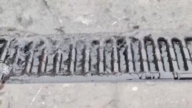 Kanalizasyon. Yağmur ve akan su. - Yakın çekim. Fırtına ve drenaj konsepti