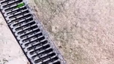 Kanalizasyon. Yağmur ve akan su. - Yakın çekim. Fırtına ve drenaj konsepti