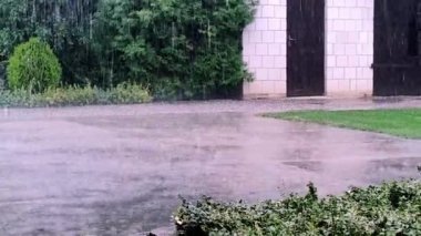 Fırtına ve şiddetli yağmur kavramı. Yağan yağmur. Şiddetli dolu fırtınası