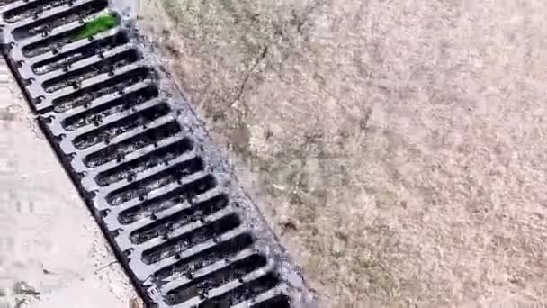 Afvoerrooster Regen Stromend Water Een Close Storm Drainageconcept — Stockvideo