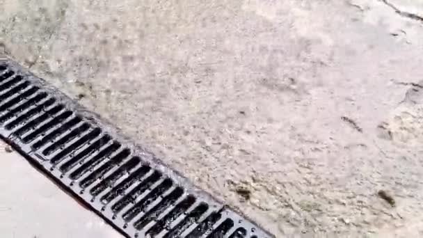 ドレン グレート 雨と流れる水 閉鎖だ 嵐と排水の概念 — ストック動画